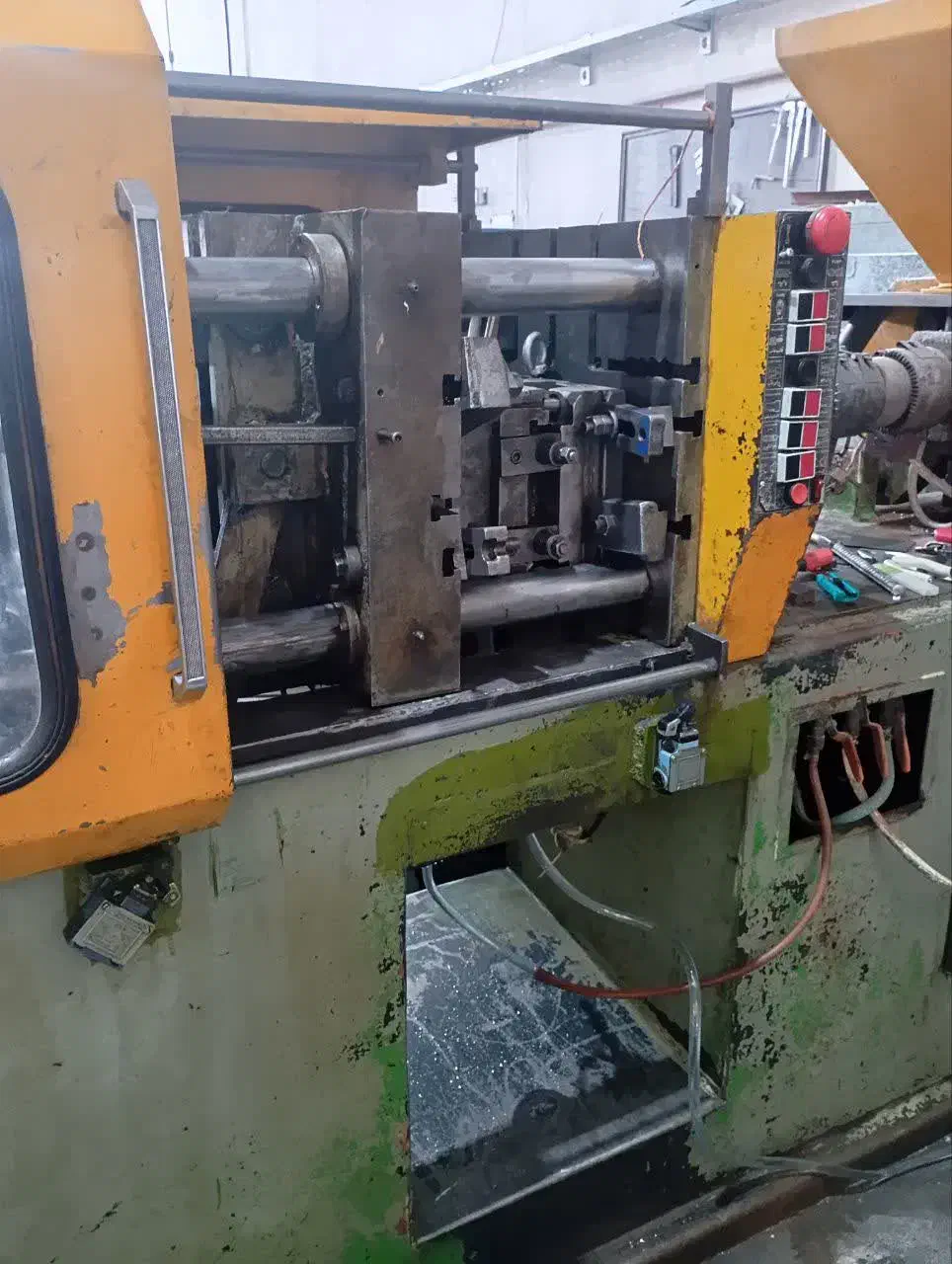 دستگاه تزریق ۲۰۰ گرمی در حال کار|ماشین‌آلات صنعتی|نیشابور, کریم آباد|دیوار