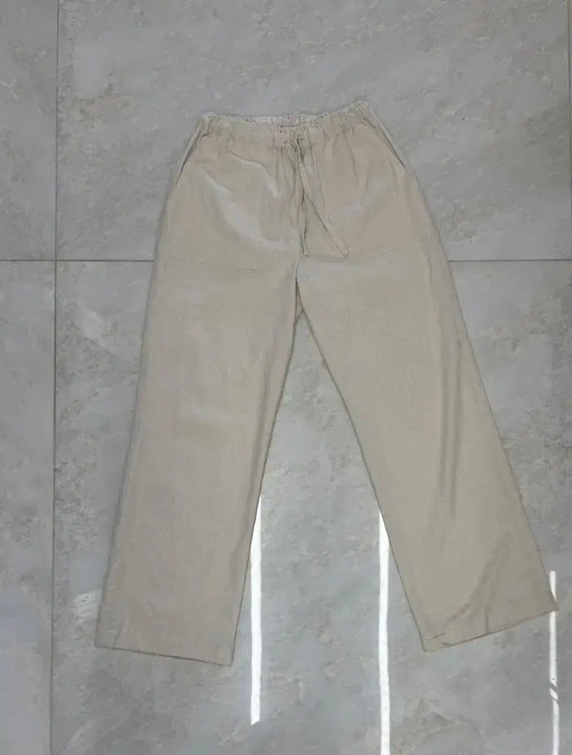 شلوار لی و لنین|لباس|اصفهان, برازنده|دیوار