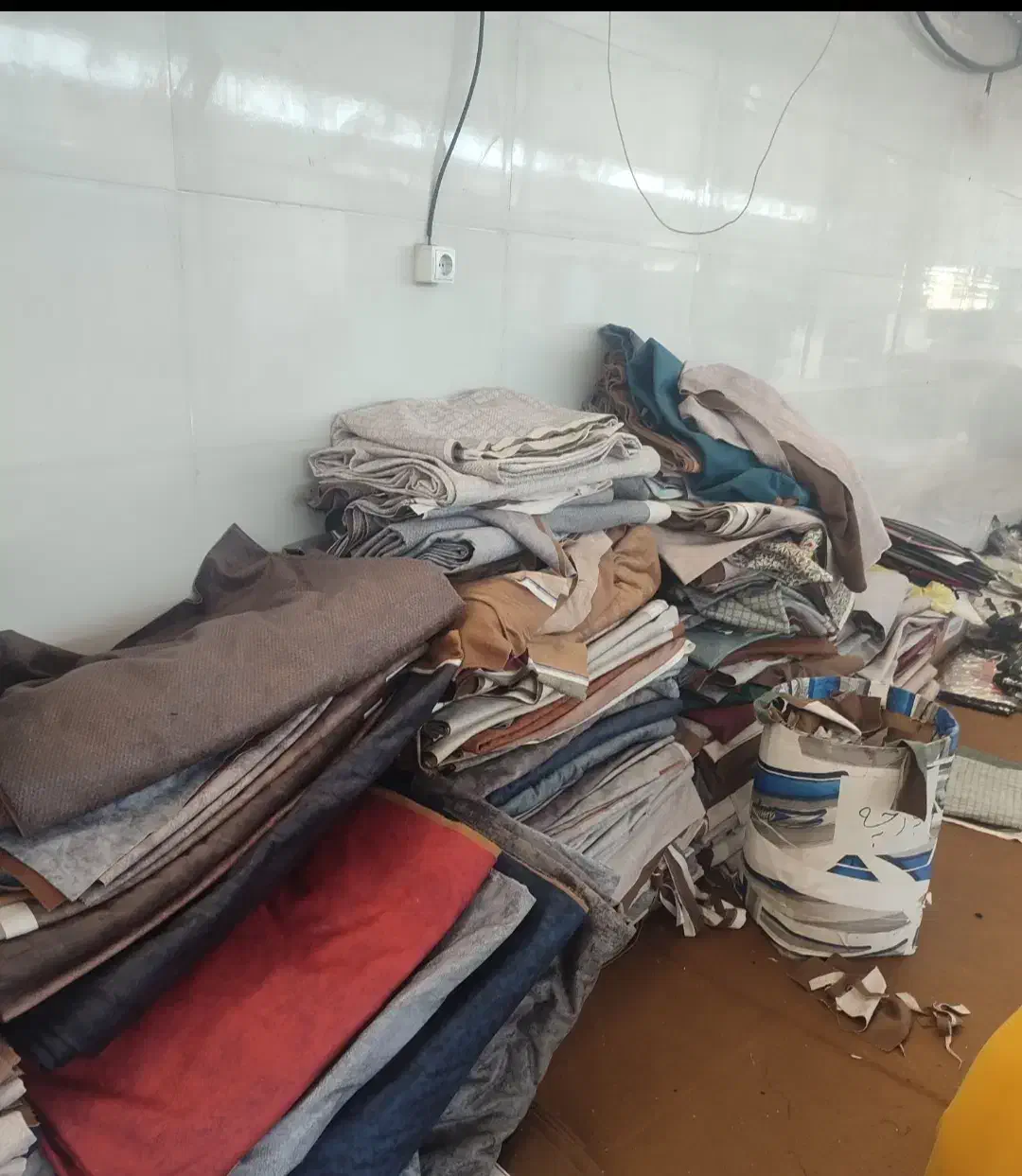 فروش مقدار زیادی تیکه پارچه ی مبلی|مبلمان خانگی و میز عسلی|سبزوار, شهرک صنعتی فرودگاه|دیوار