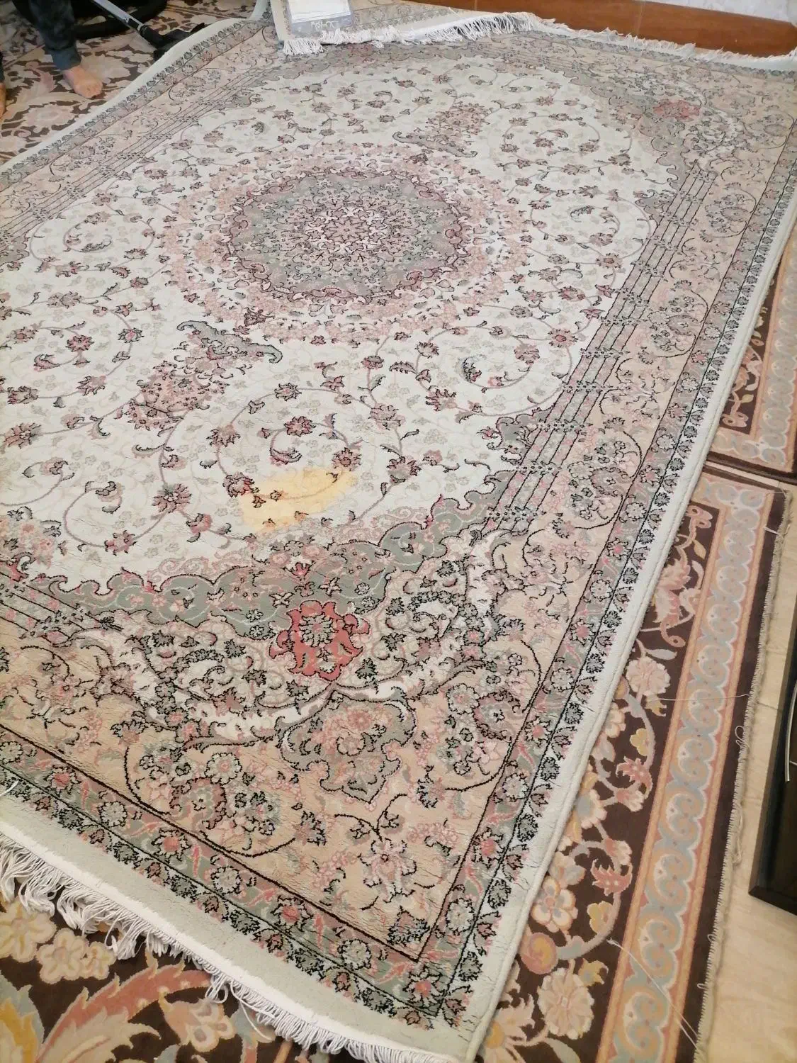 فرش ماشینی کرم رنگ یکسال کار کرده|فرش|کرج, باغ سیب|دیوار