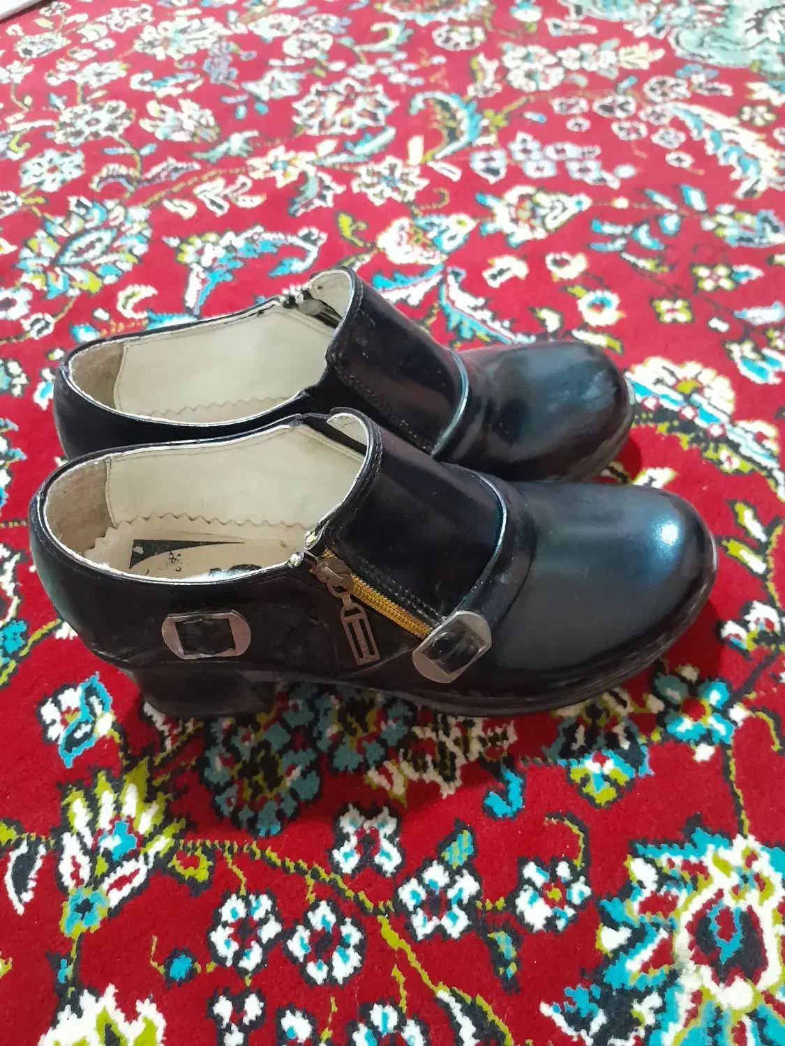 کفش|کیف، کفش، کمربند|اسفراین, |دیوار