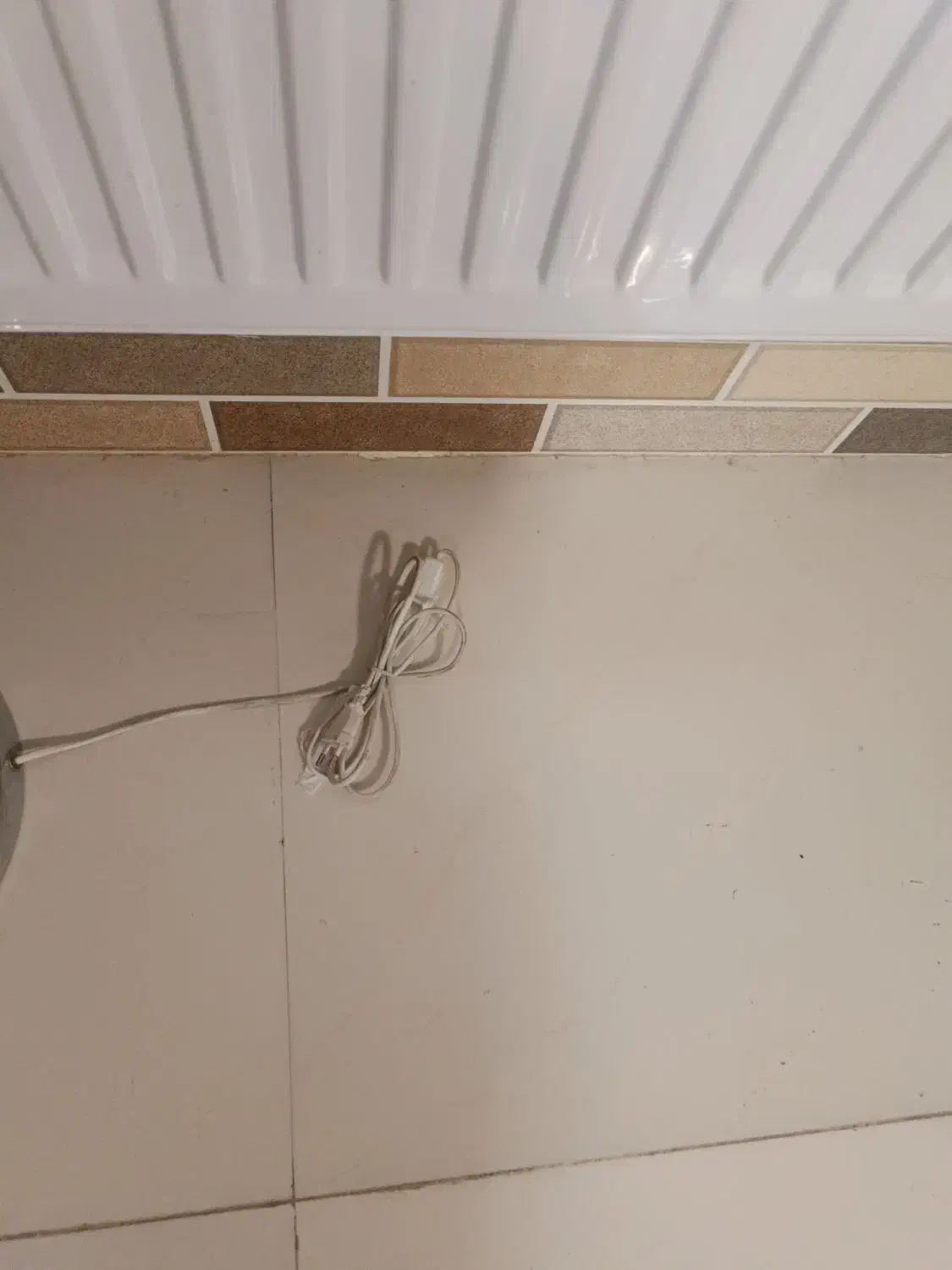 آباژور کنار سالنی|چراغ خواب و آباژور|شاهین دژ, |دیوار