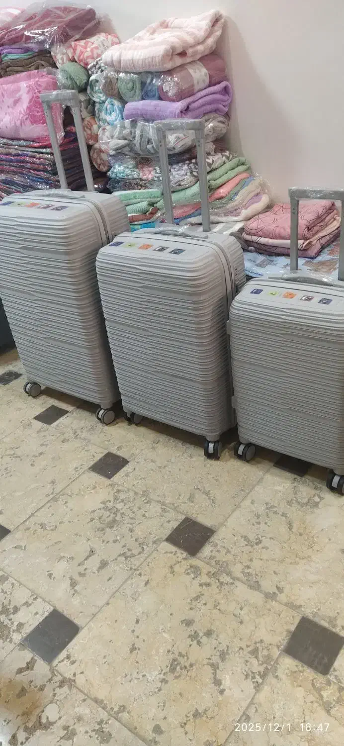 مقداری چمدان درچند سایز|کیف، کفش، کمربند|بروجرد, |دیوار