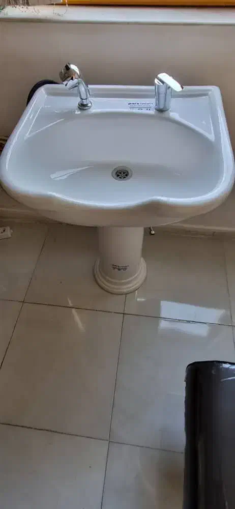 روشویی به همراه شیرآلات|لوازم سرویس بهداشتی|رشت, فلسطین|دیوار