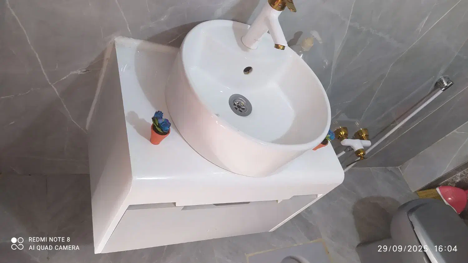 کمد و کاسه روشویی و شیر روشویی|لوازم سرویس بهداشتی|سنندج, |دیوار