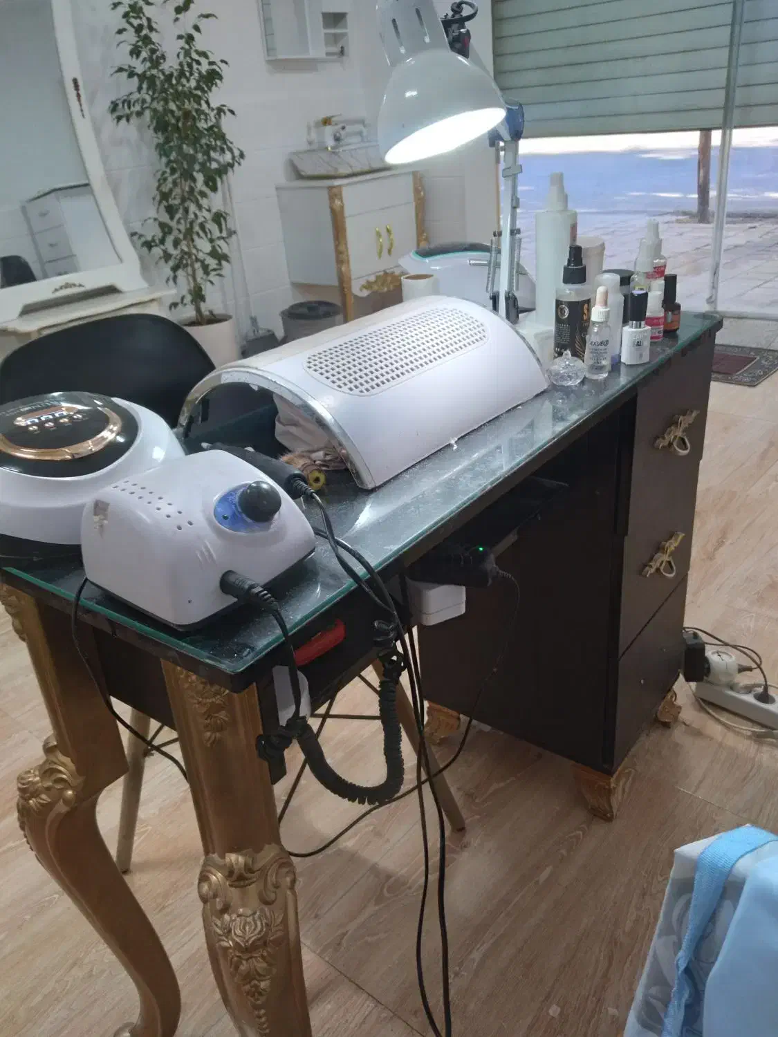 میز ناخن و استند بزرگ|آرایشگاه و سالنهای زیبایی|ملایر, |دیوار