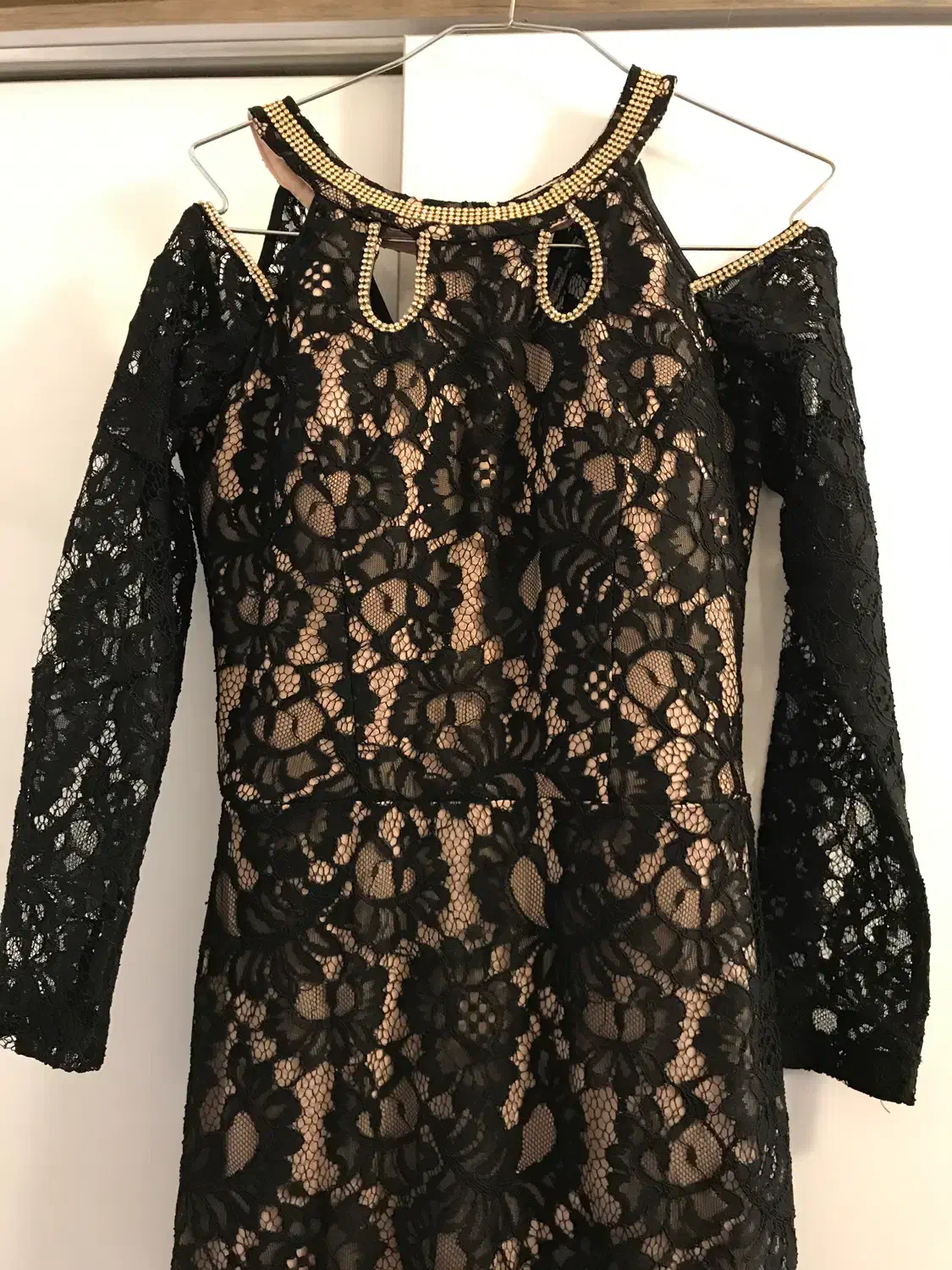 لباس مجلسی|لباس|ری, علایین|دیوار