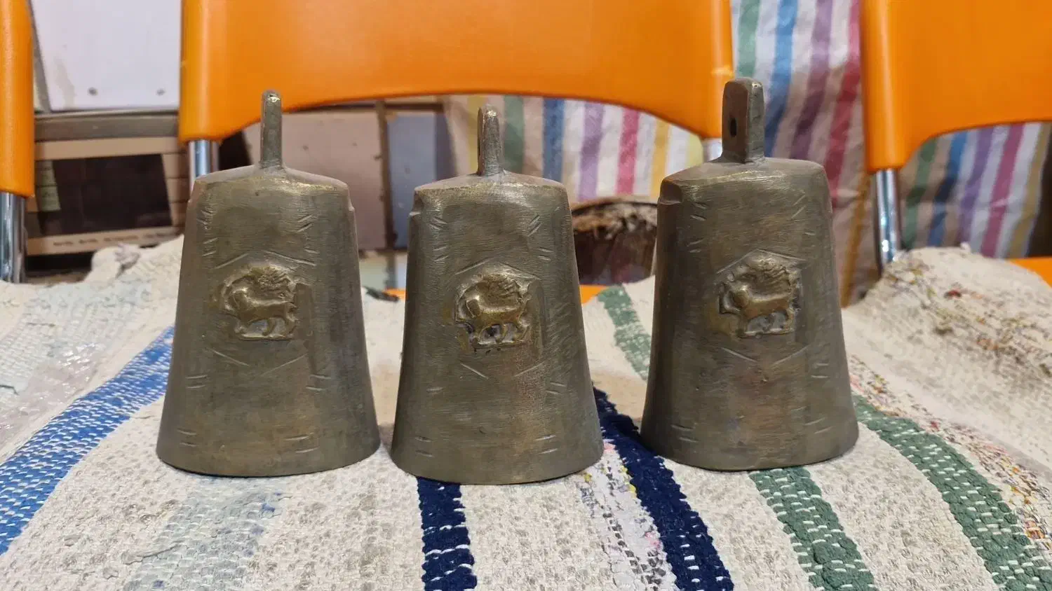 زنگوله برنجی|کلکسیون اشیاء عتیقه|گلپایگان, |دیوار