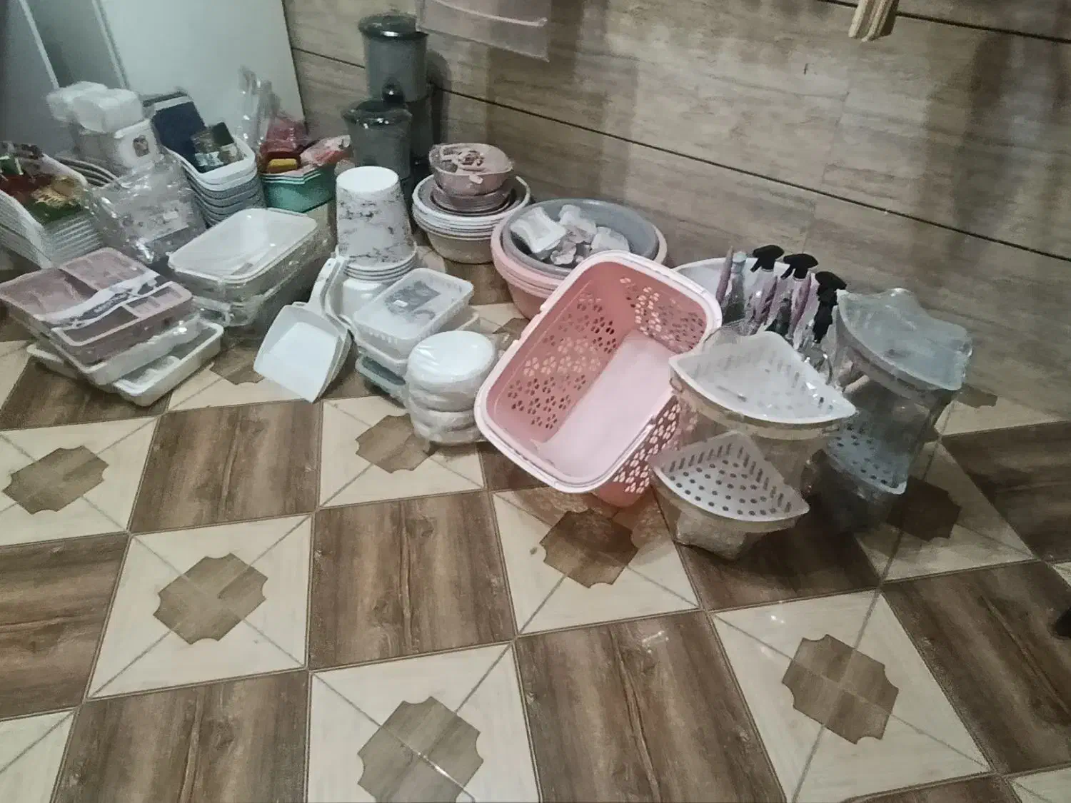 پلاستیک یکبار مصرف  وظرف|ظروف نگهدارنده، پلاستیکی، یک‌بارمصرف|مرودشت, مسجد رسول‎|دیوار