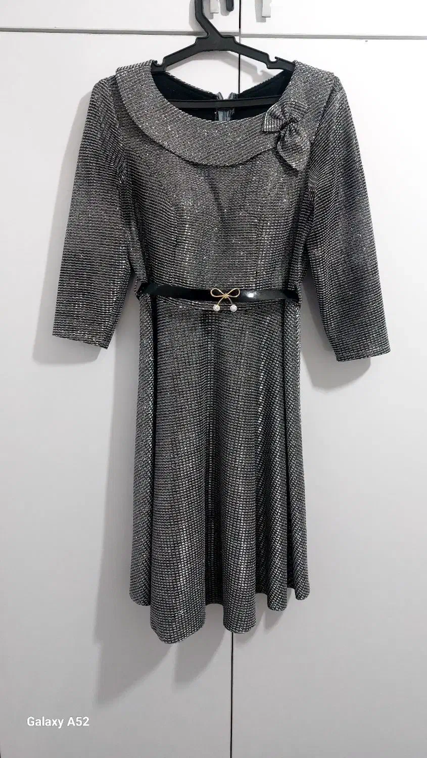 چندعدد لباس زنانه|لباس|زاینده رود, |دیوار