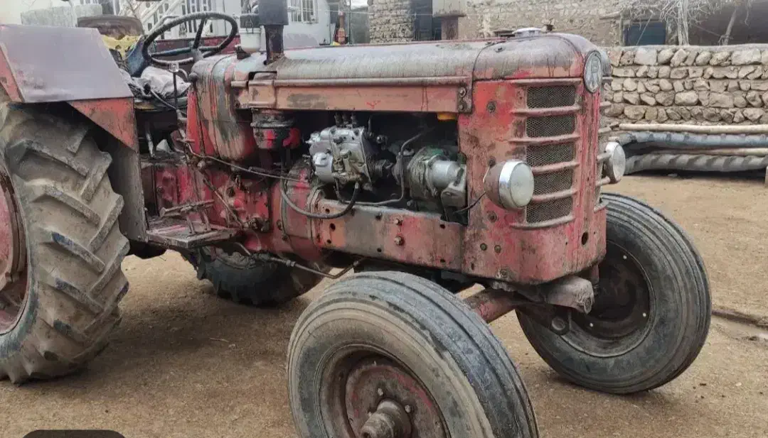 تراکتور|ماشین‌آلات صنعتی|زاغه, |دیوار