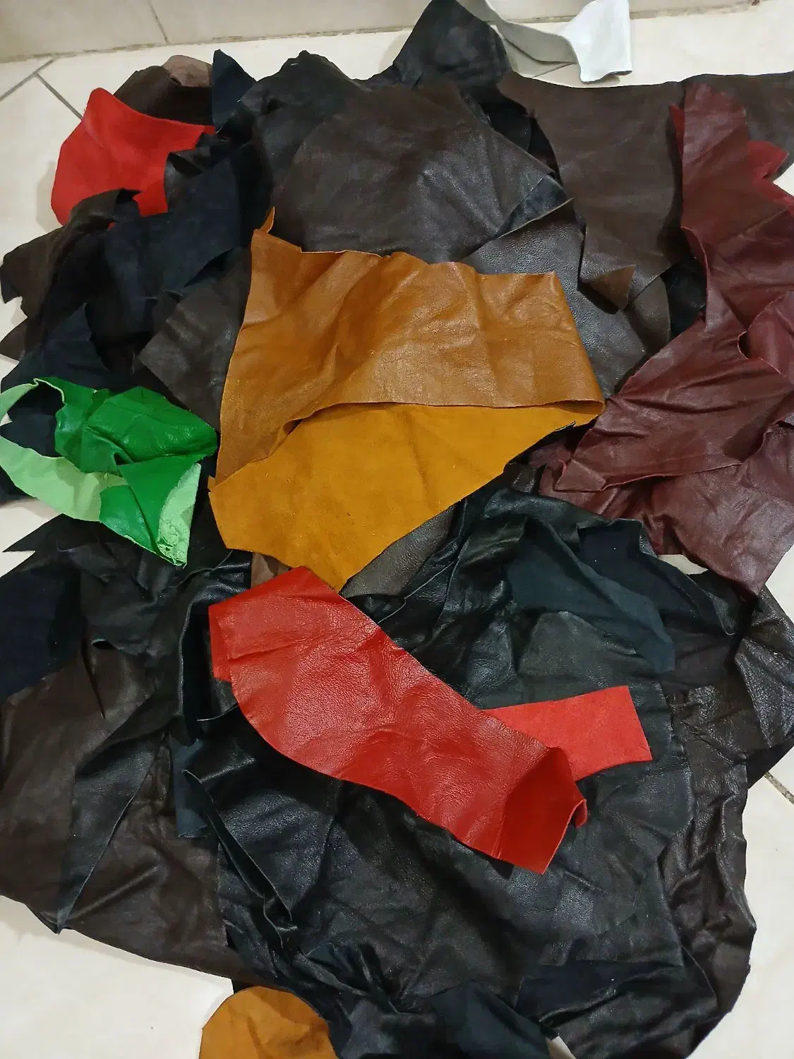 ۱۰ کیلو تیکه چرم گوسفندی با قیمت مناسب|کیف، کفش، کمربند|باقرشهر, |دیوار