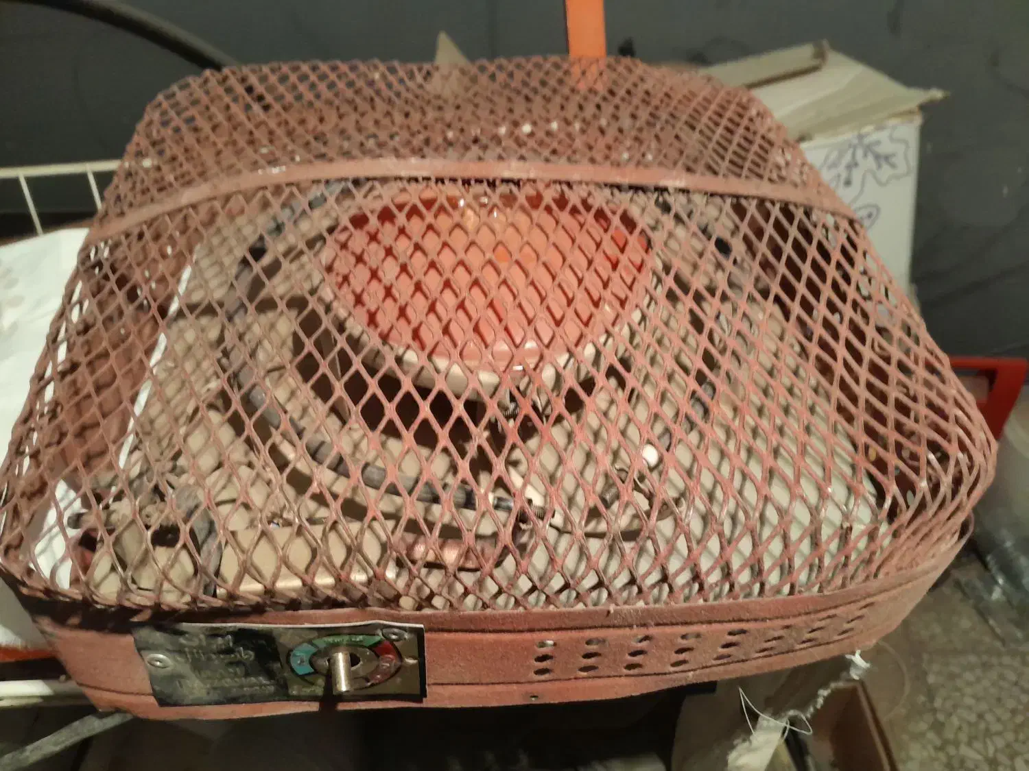 کرسی برقی لامپی|کلکسیون اشیاء عتیقه|اصفهان, بهارستان|دیوار