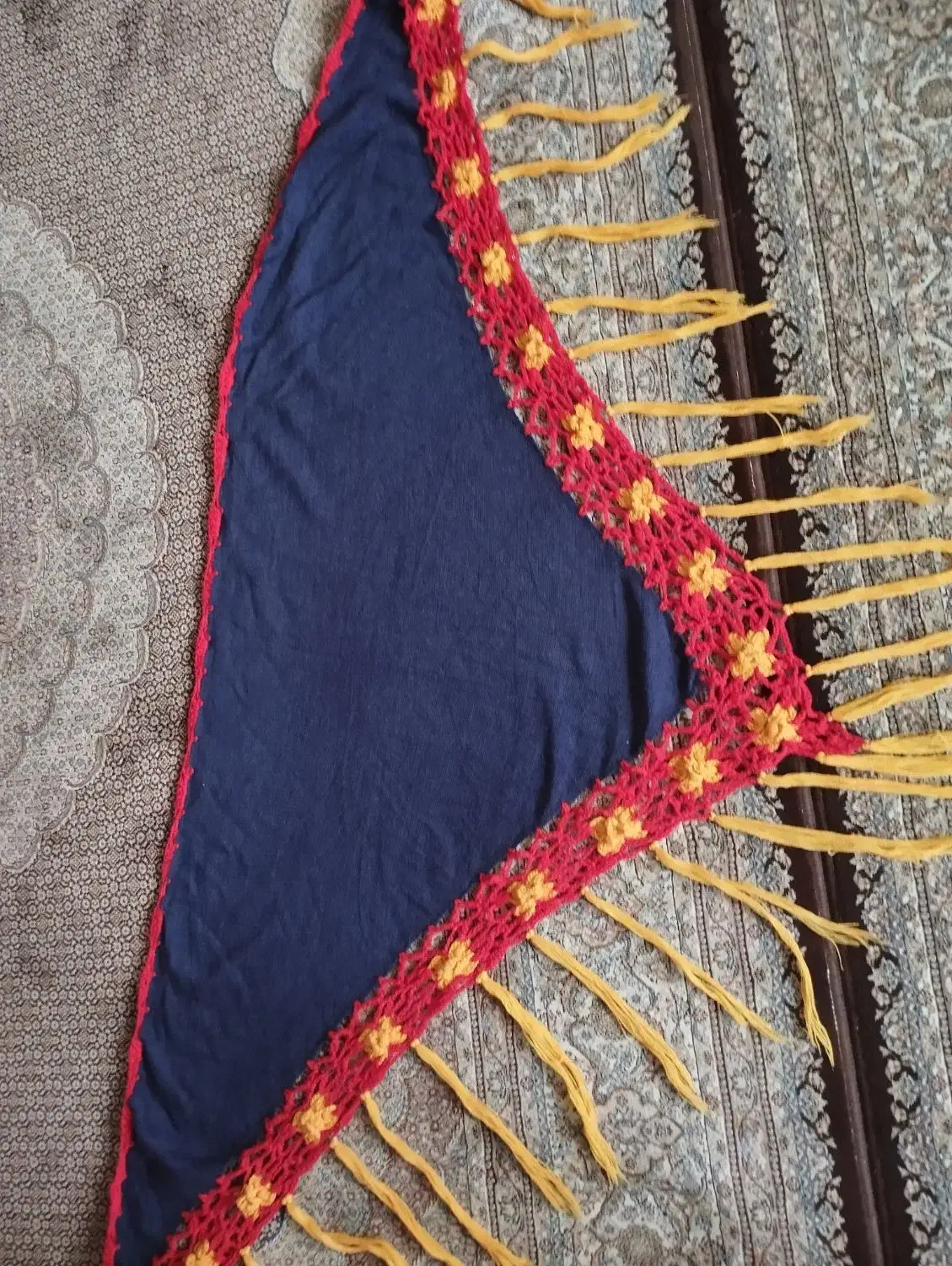 مقداری شال و روسری قواره بزرگ|لباس|ارومیه, |دیوار