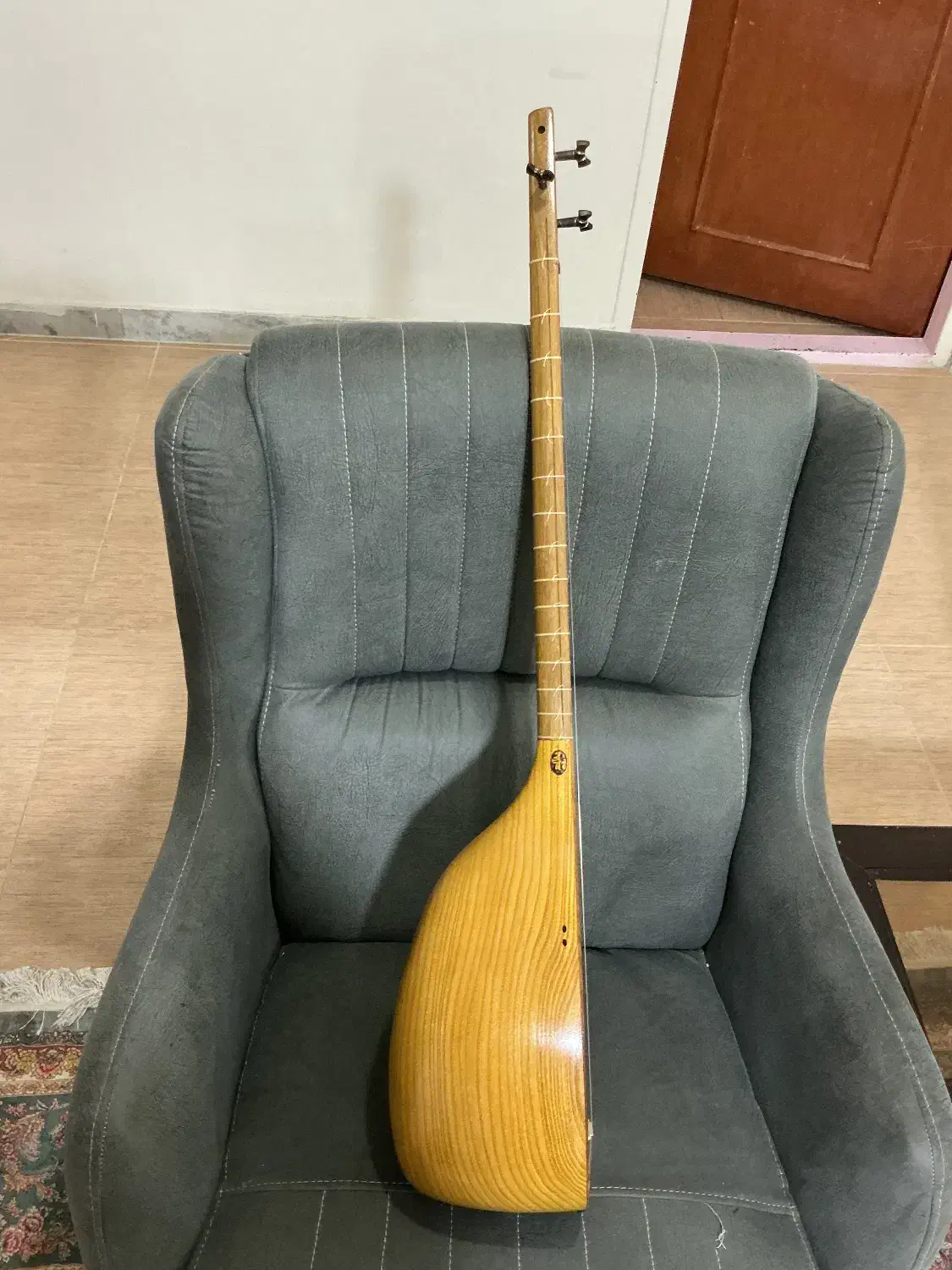 تنبور سه مهر اسدالله|سازهای سنتی|تهران, نیروی هوایی (پیروزی)|دیوار