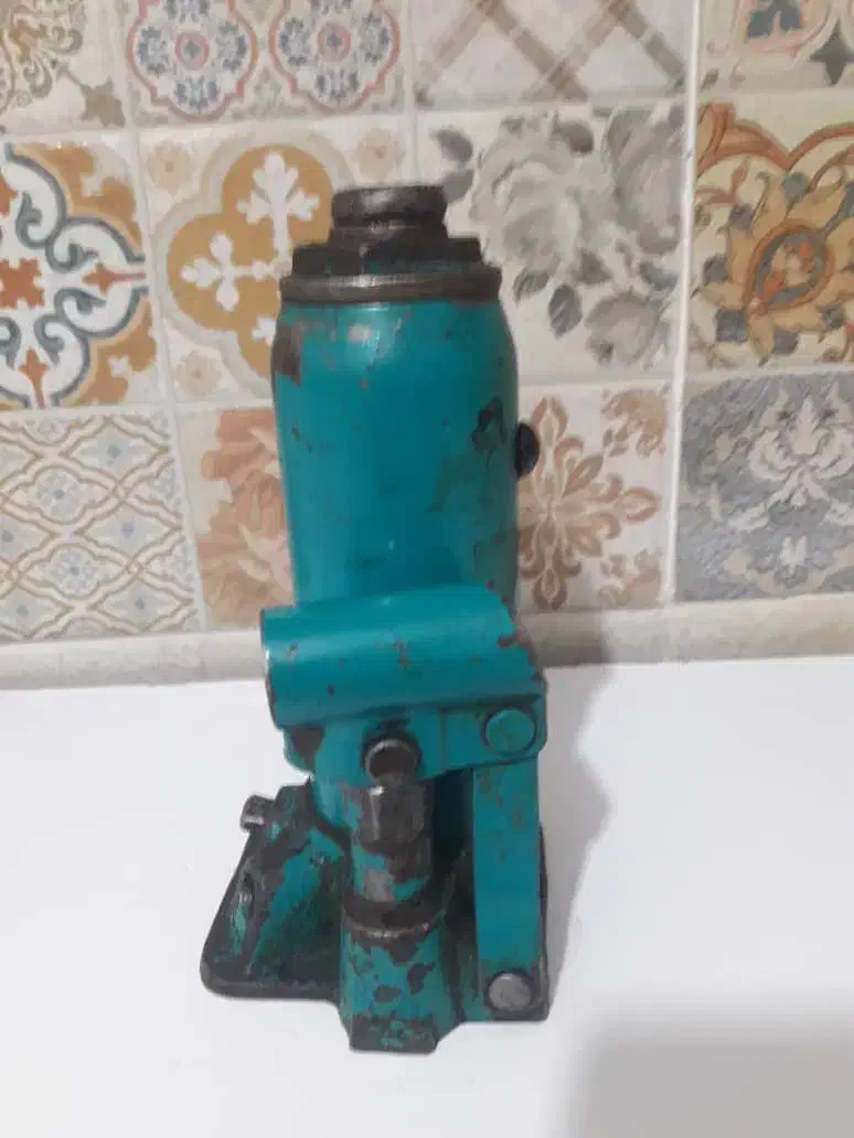 جک روغنی نیسان و وانت|قطعات یدکی و لوازم جانبی|رشت, منظریه|دیوار