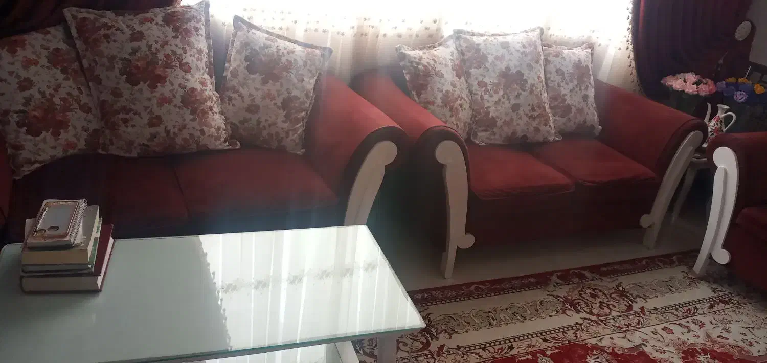 مبل ۹نفره با میز بزرگ و ۴میز پذیرایی کوچک|مبلمان خانگی و میز عسلی|شاهین‌شهر, ۹ دی|دیوار