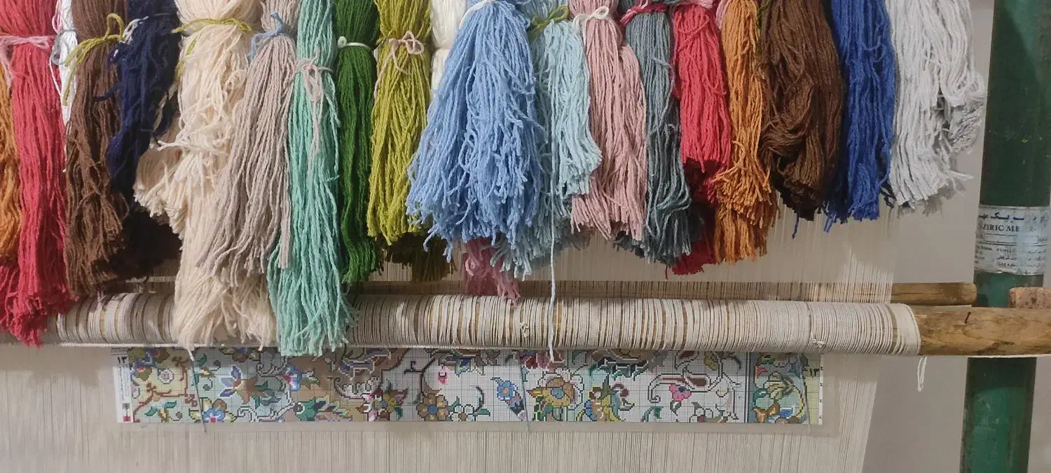 قالی نصفه|فرش|کاشان, مصلی|دیوار