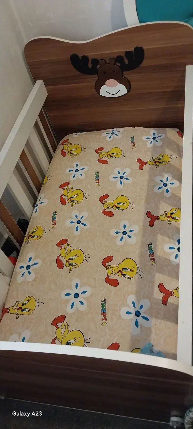 تخت کودک در حد نو|تخت و صندلی بچه|هشتگرد, فاز ۲ مهستان|دیوار