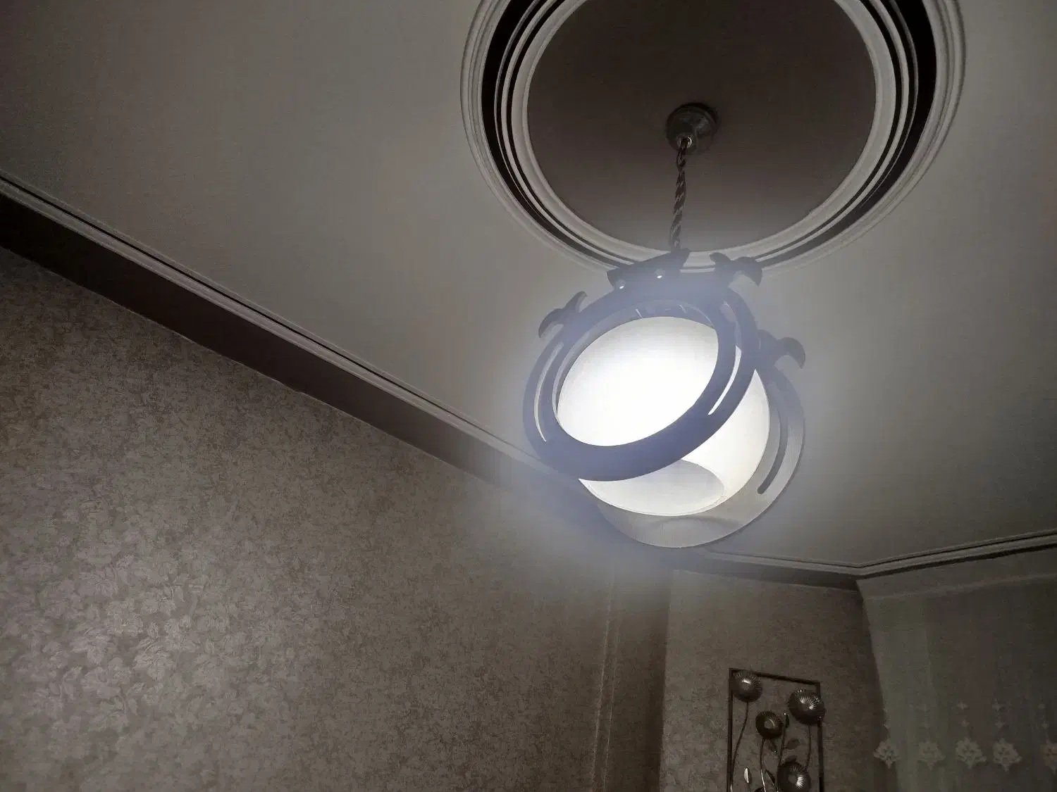 لوستر زیبا در حد نو با بدنه محکم و حباب بزرگ|لوستر و چراغ آویز|کرمانشاه, |دیوار