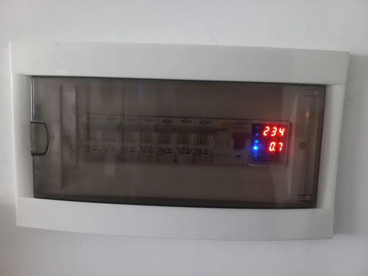 تعمیرات و نصب آیفون و برقکاری و تزئینات|خدمات پیشه و مهارت|بیرجند, |دیوار