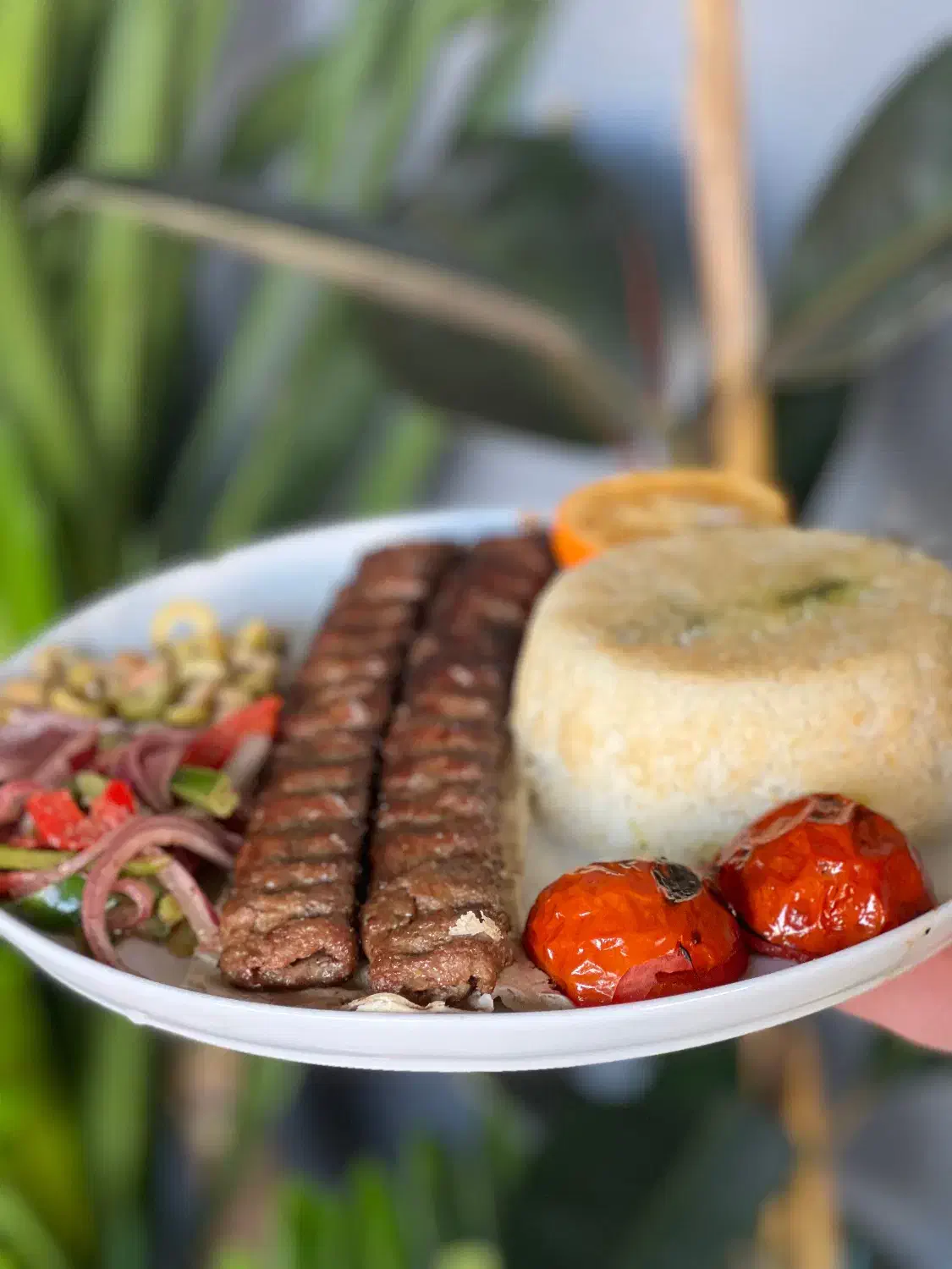 ویتر و کمک آشپز ایرانی حرفه ای و با سابقه|استخدام خدمات فروشگاه و رستوران|تهران, فردوس|دیوار