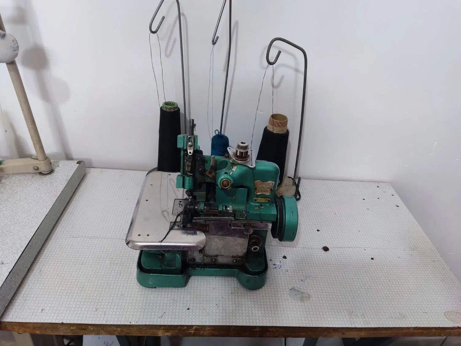 یک عدد چرخ سردوز و یک چرخ راسته دوز|چرخ خیاطی و ریسندگی|قیروکارزین, |دیوار