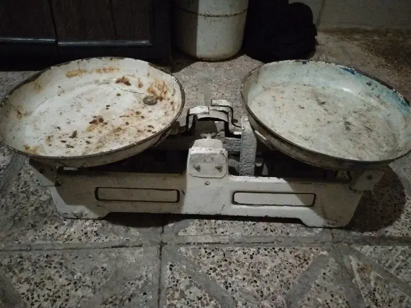 ترازوکفه ای، ترازوپله ای، ترازو سنگی، ترازوقدیمی|کلکسیون اشیاء عتیقه|مشهد, کارگران|دیوار