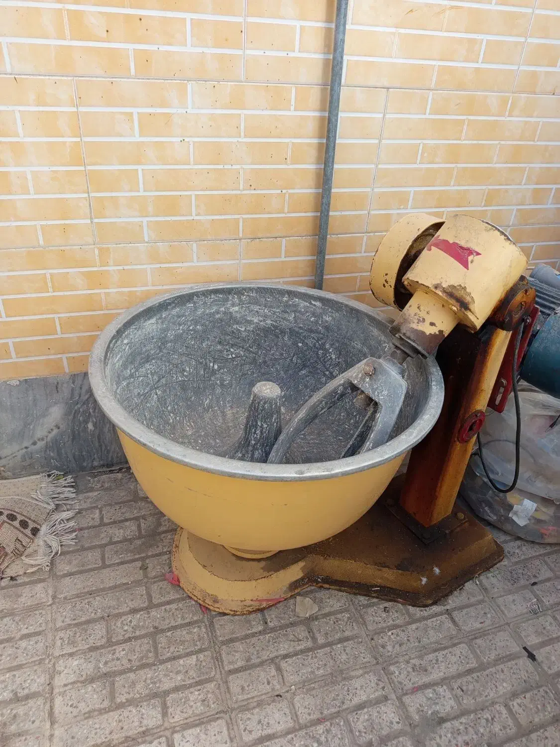 یه دستگاه خمیرکنی ویه میز تلوزیون|سایر لوازم برقی|اصفهان, کنگاز|دیوار