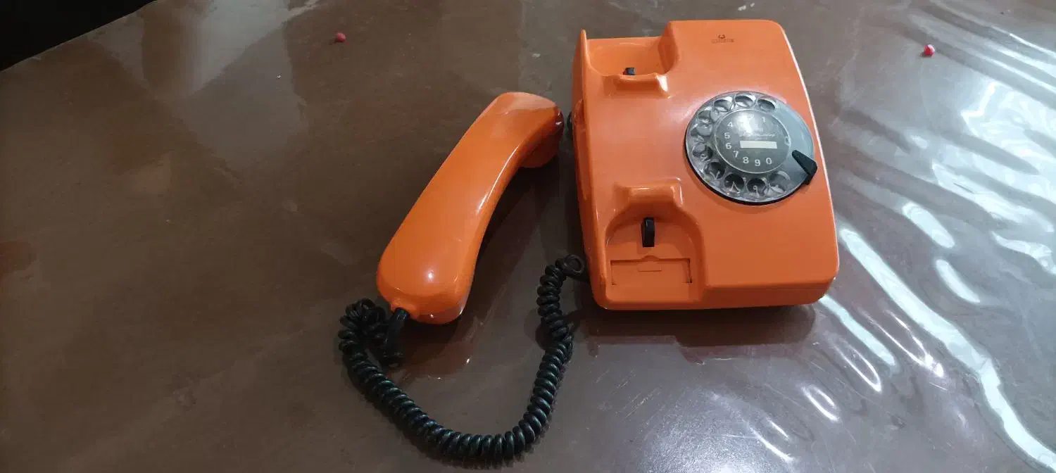 تلفن نارنجی آلمانی خوش رنگ و زیبا|تلفن رومیزی|رشت, گلسار|دیوار