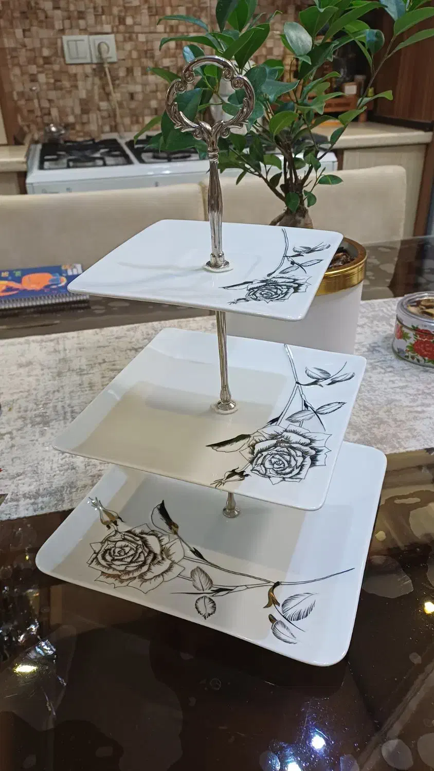 میوه خوری چینی سه طبقه نونو فقط دکور بوده|ظروف سرو و پذیرایی|تهران, آهنگ|دیوار