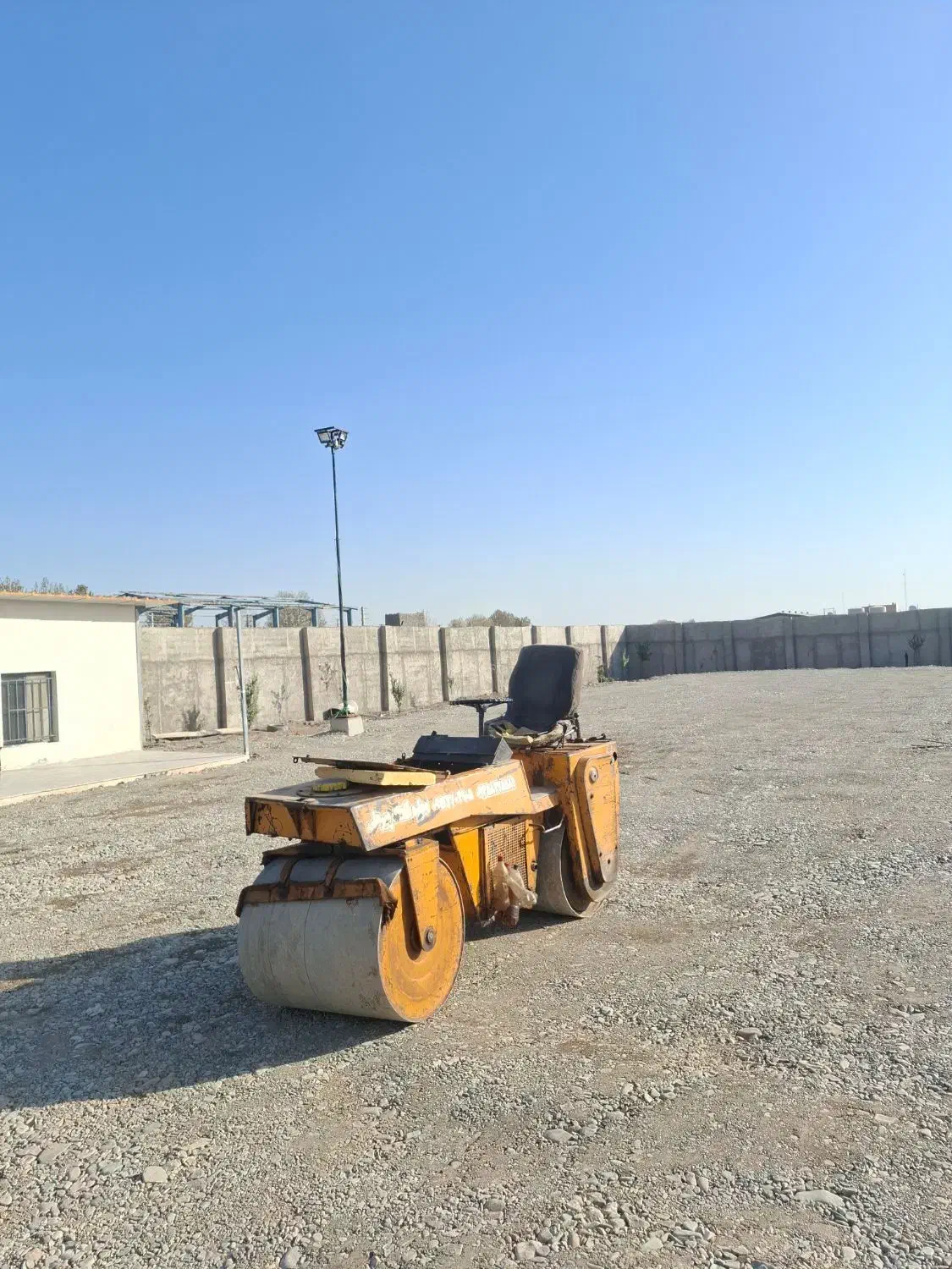 اجاره دهی غلطک برای کوبیدن مخلوط خاک دستی|خدمات پیشه و مهارت|اندیشه, اندیشه فاز ۳|دیوار