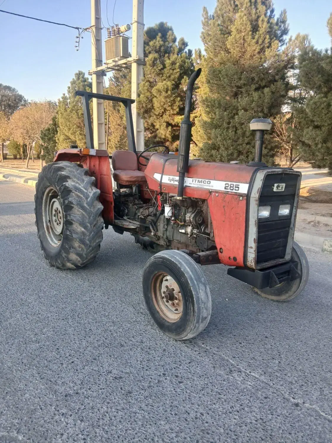 تراکتور عروسک|خودرو سنگین|رباط‌کریم, رباط‌کریم|دیوار