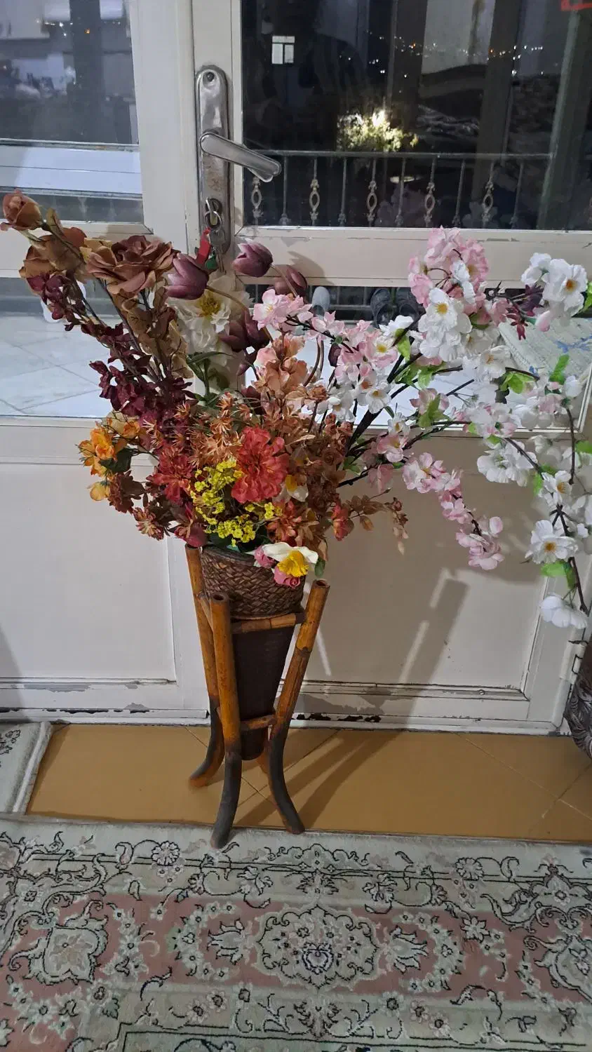 گل با گلدون با میز تلویزیون فروشی|گل و گیاه طبیعی|بومهن, |دیوار