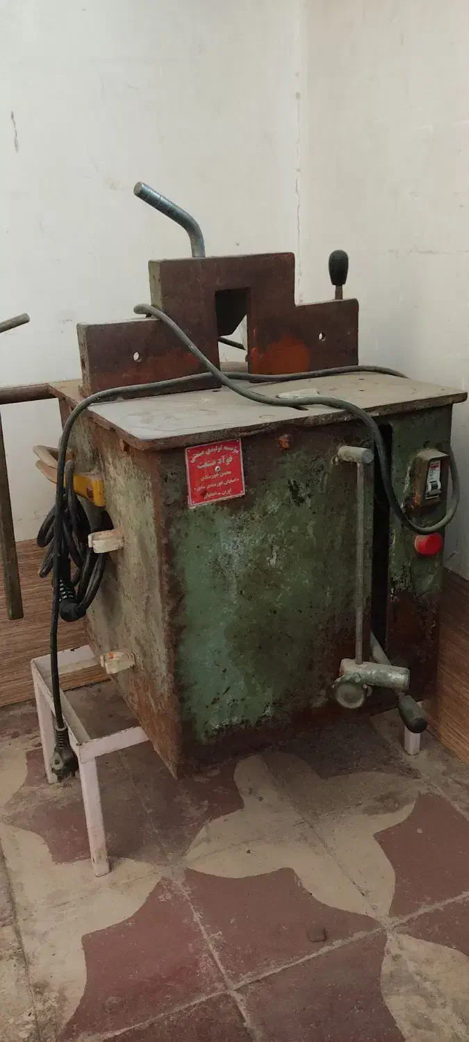 فارسی بر خورسندی|ابزارآلات|شیراز, کوشک میدان|دیوار