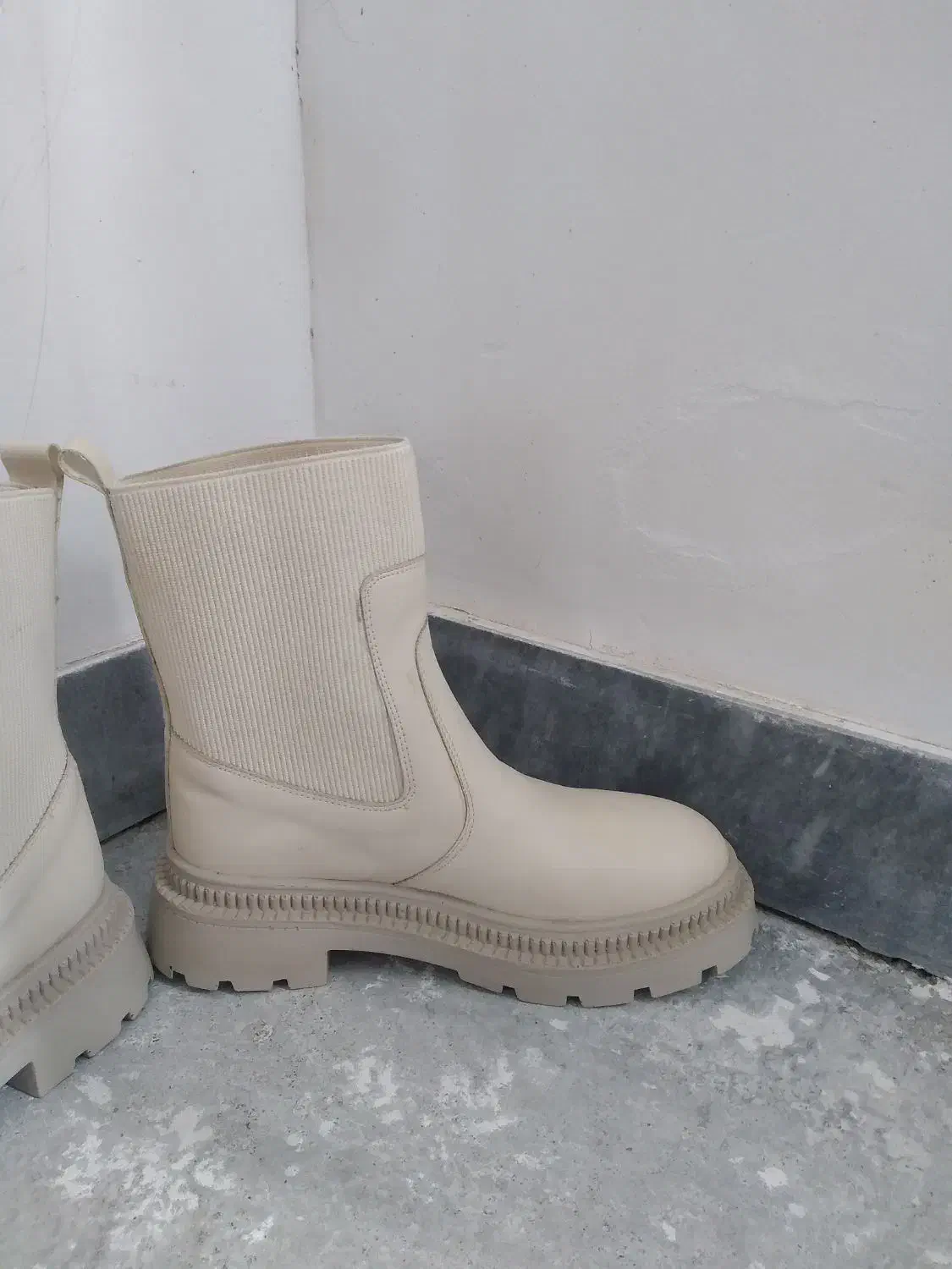 کفش-بوت|کیف، کفش، کمربند|گمیشان, |دیوار