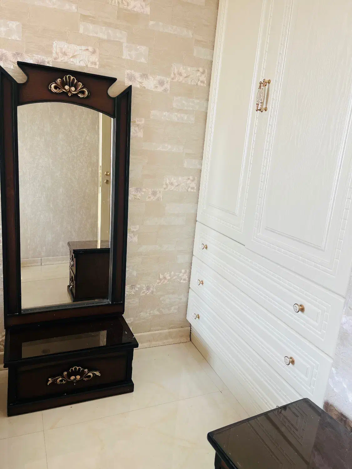 آینه و استند چوبی|آینه|تهران, گلستان (شهرک راه آهن)|دیوار