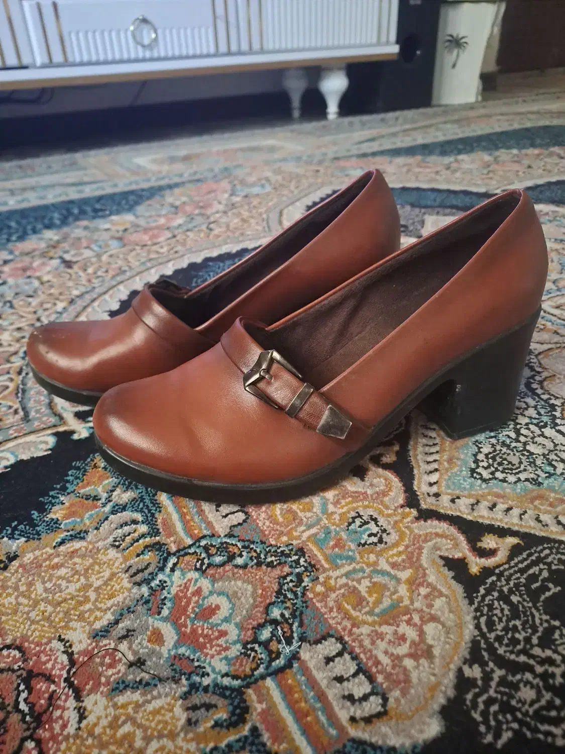 کفش|کیف، کفش، کمربند|پیشوا, |دیوار