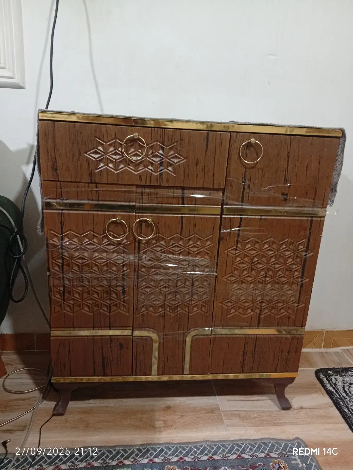 جاکفشی|جاکفشی، کمد، دراور|بندر انزلی, نیمه شعبان|دیوار