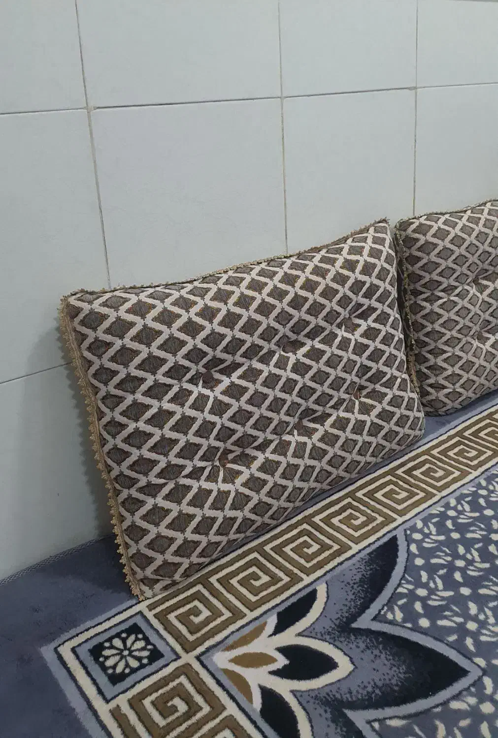 پنج عدد پشتی کیفیت عالی|پشتی|آبپخش, |دیوار