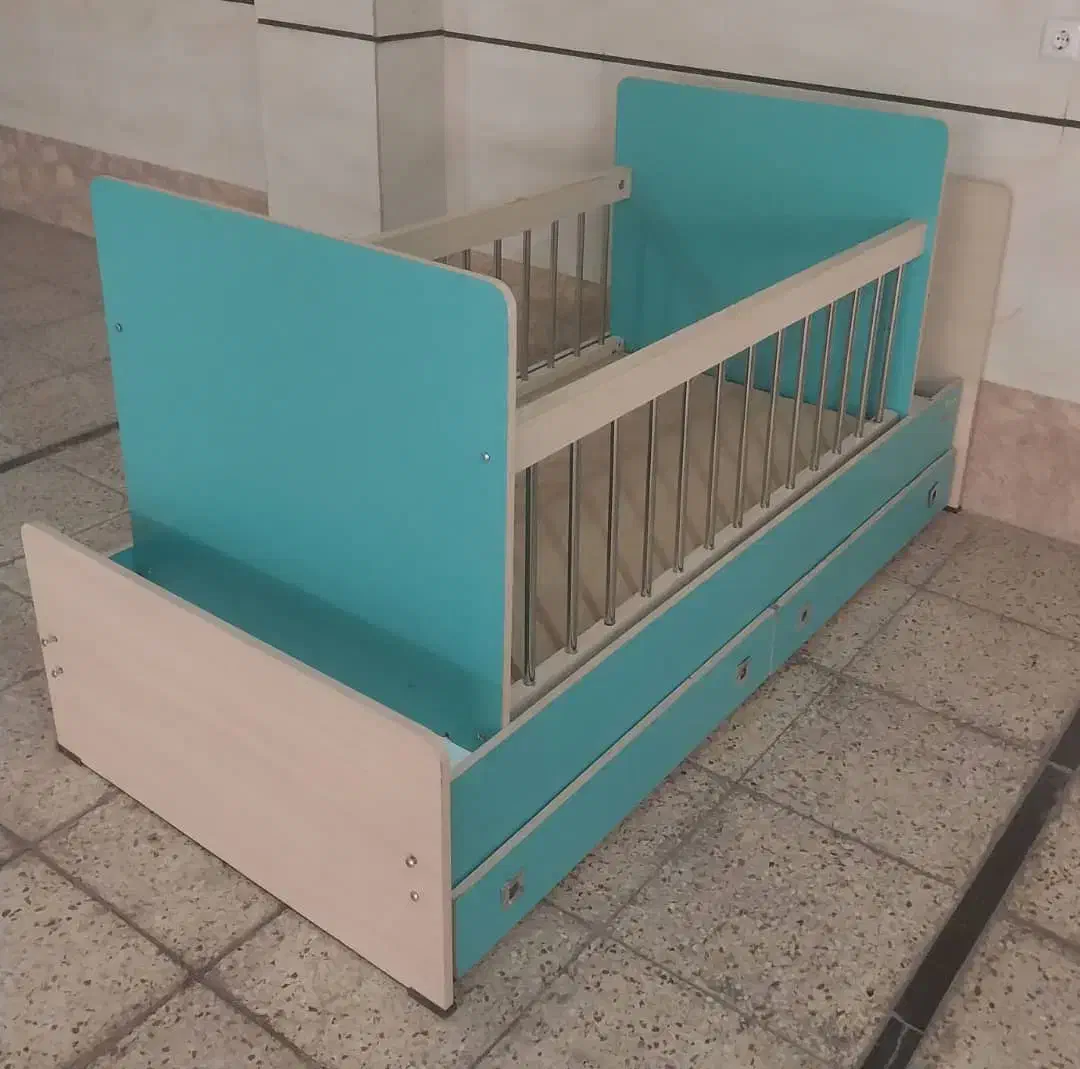 تخت کودک و نوجوان در حد نو|تخت و سرویس خواب|اصفهان, سرچشمه|دیوار