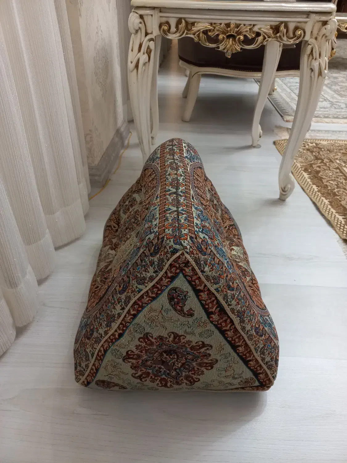 یک جفت پشتی مثلثی نو|پشتی|اردبیل, |دیوار