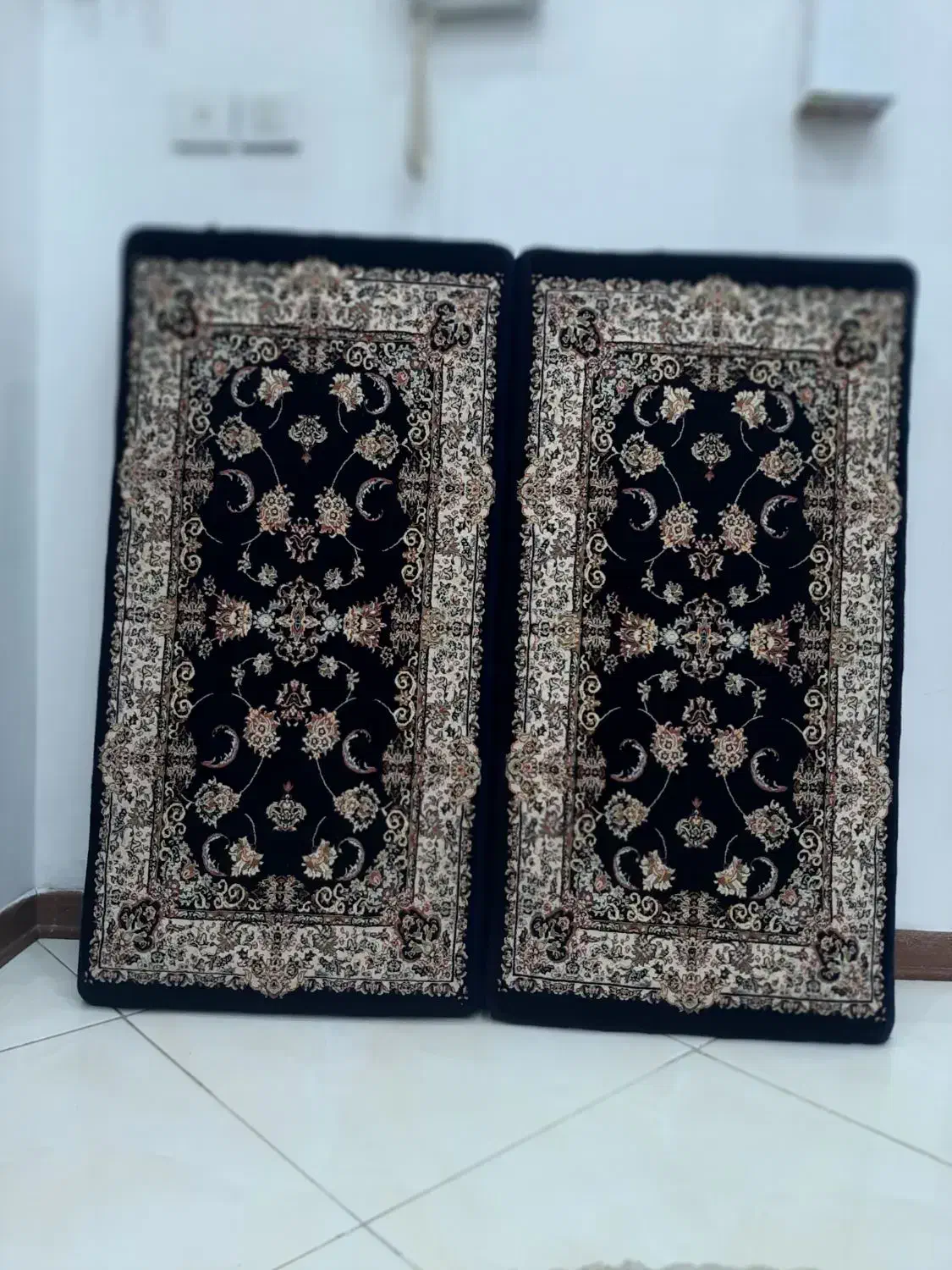 دوعدد پشتی|پشتی|بومهن, |دیوار