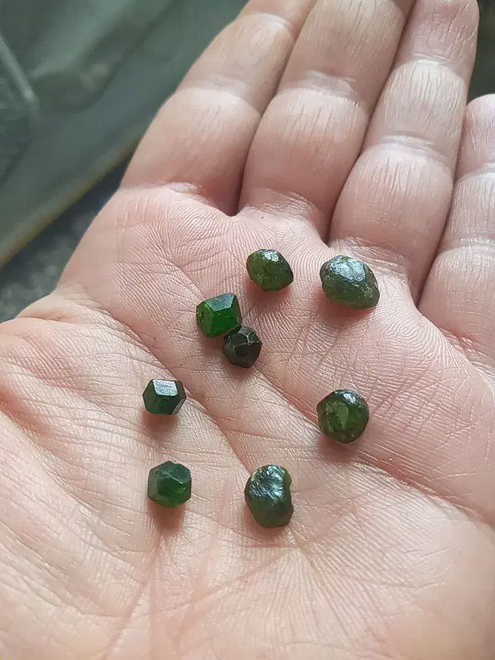 گارنت دمانتویید|جواهرات|ری, دیلمان|دیوار