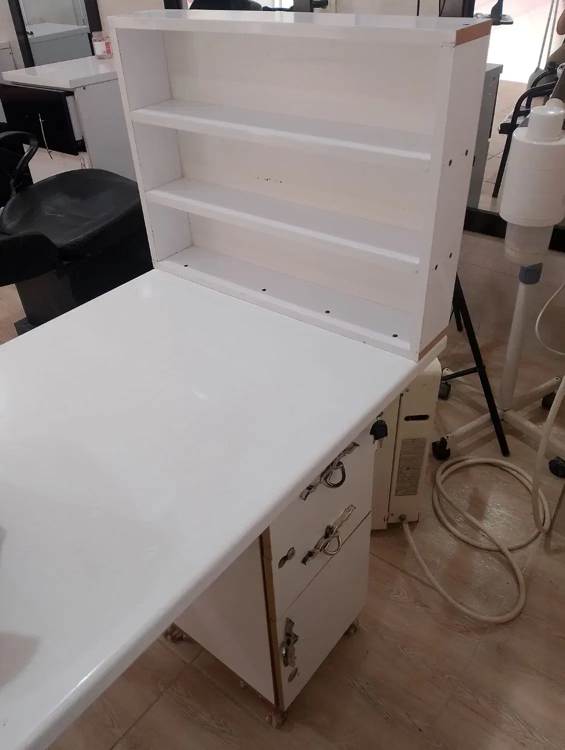 میز کاشت ناخن|آرایشگاه و سالن‌های زیبایی|مریوان, |دیوار