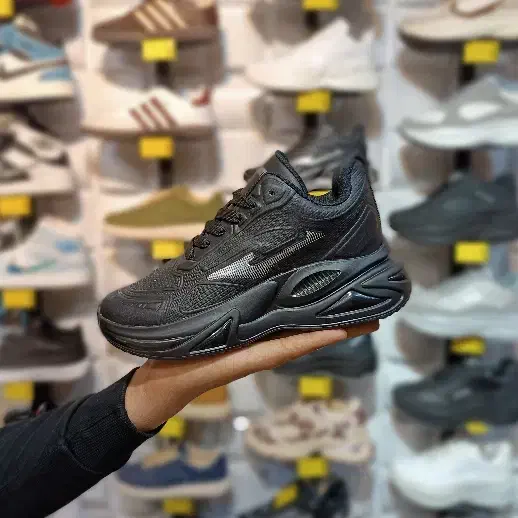 کتونی دومان خارجی|کیف، کفش، کمربند|قم, قلعه عموحسین|دیوار