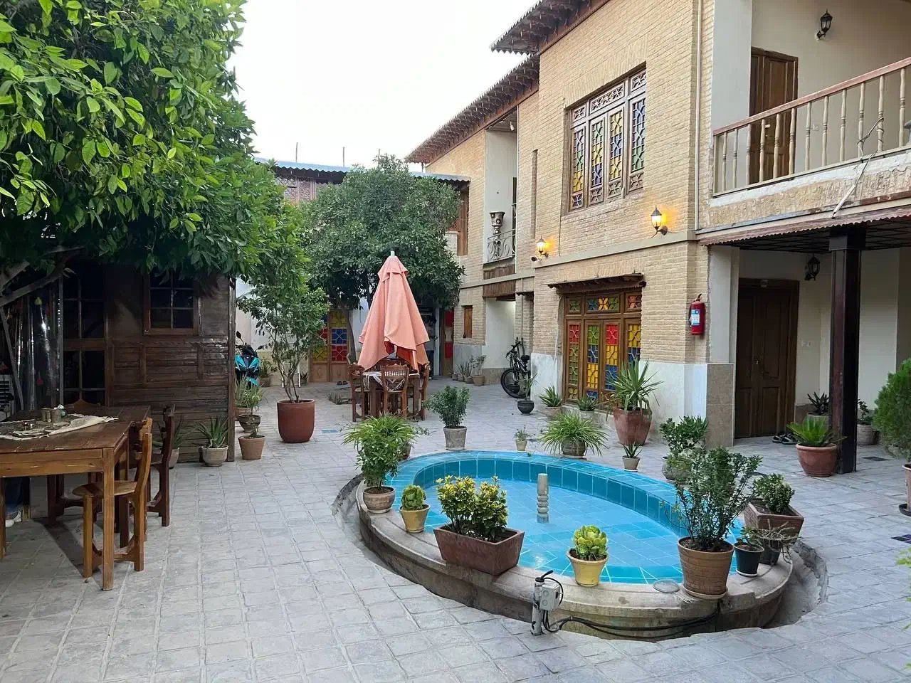 اتاق روزانه|اجارهٔ کوتاه‌مدت آپارتمان و سوئیت|شیراز, سیاه سنگ|دیوار