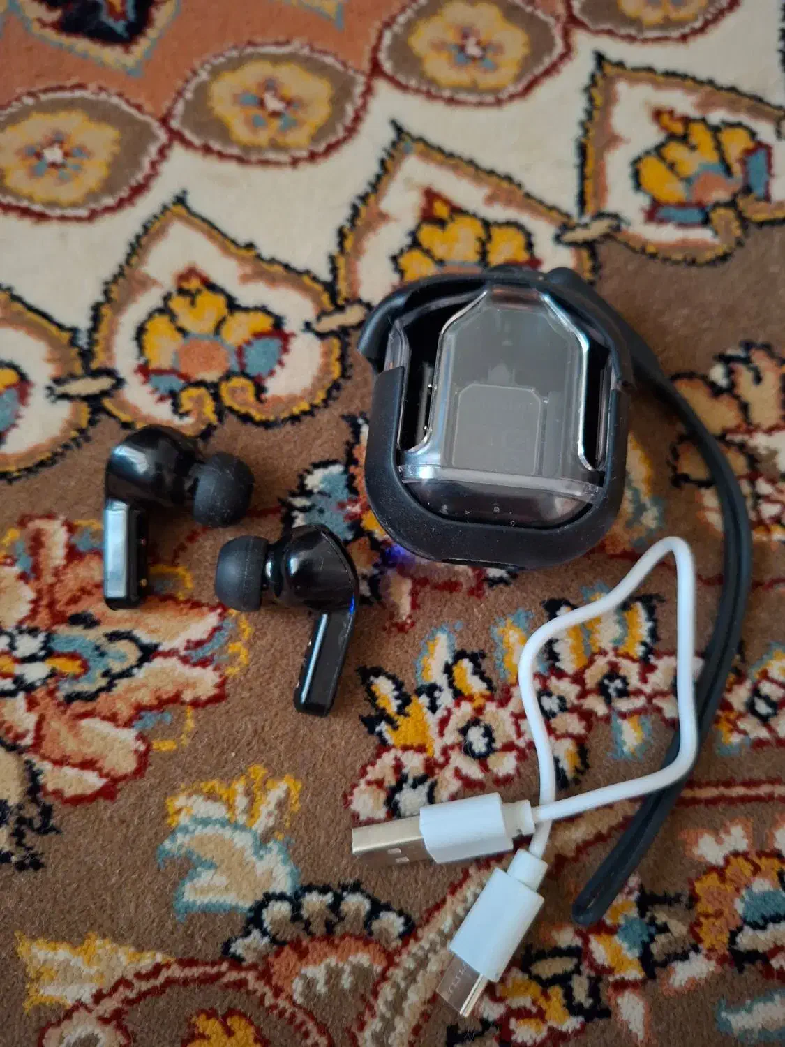 یک عدد ایرپاد به همراه کابل|پخشکننده همراه|گنبد کاووس, |دیوار