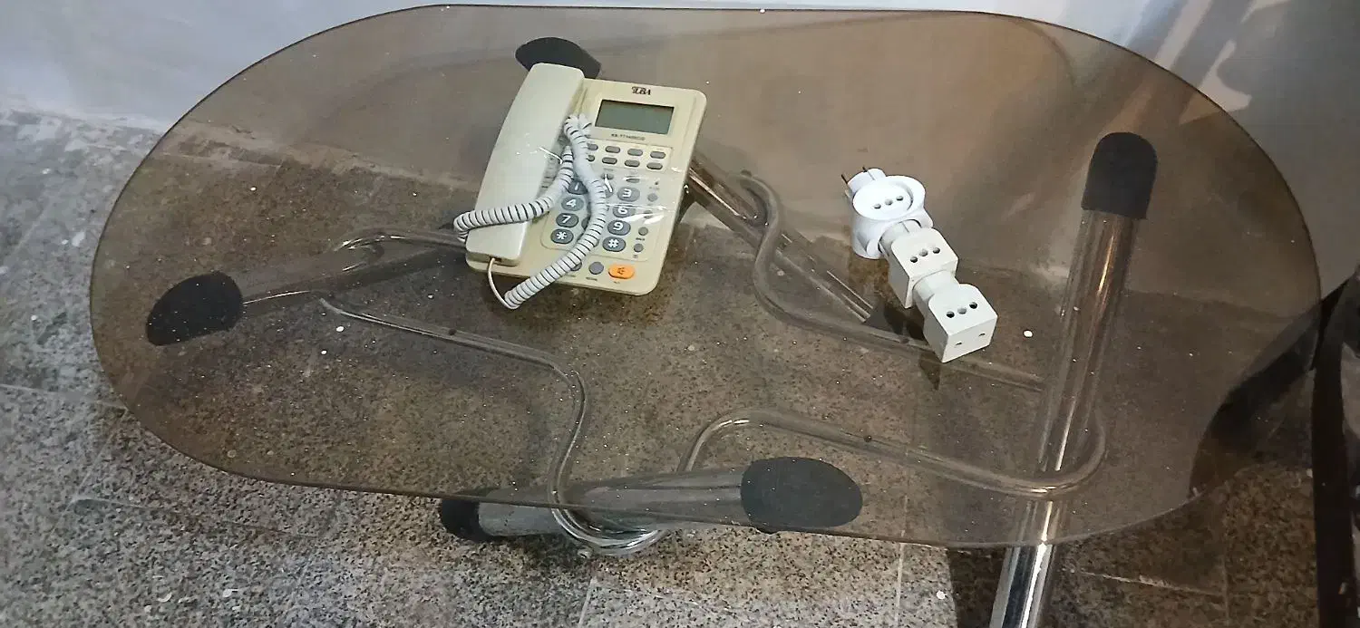 میز شیشه‌ای ۴ نفره و تلفن خطی|میز تلفن|تهران, بلوار کشاورز|دیوار