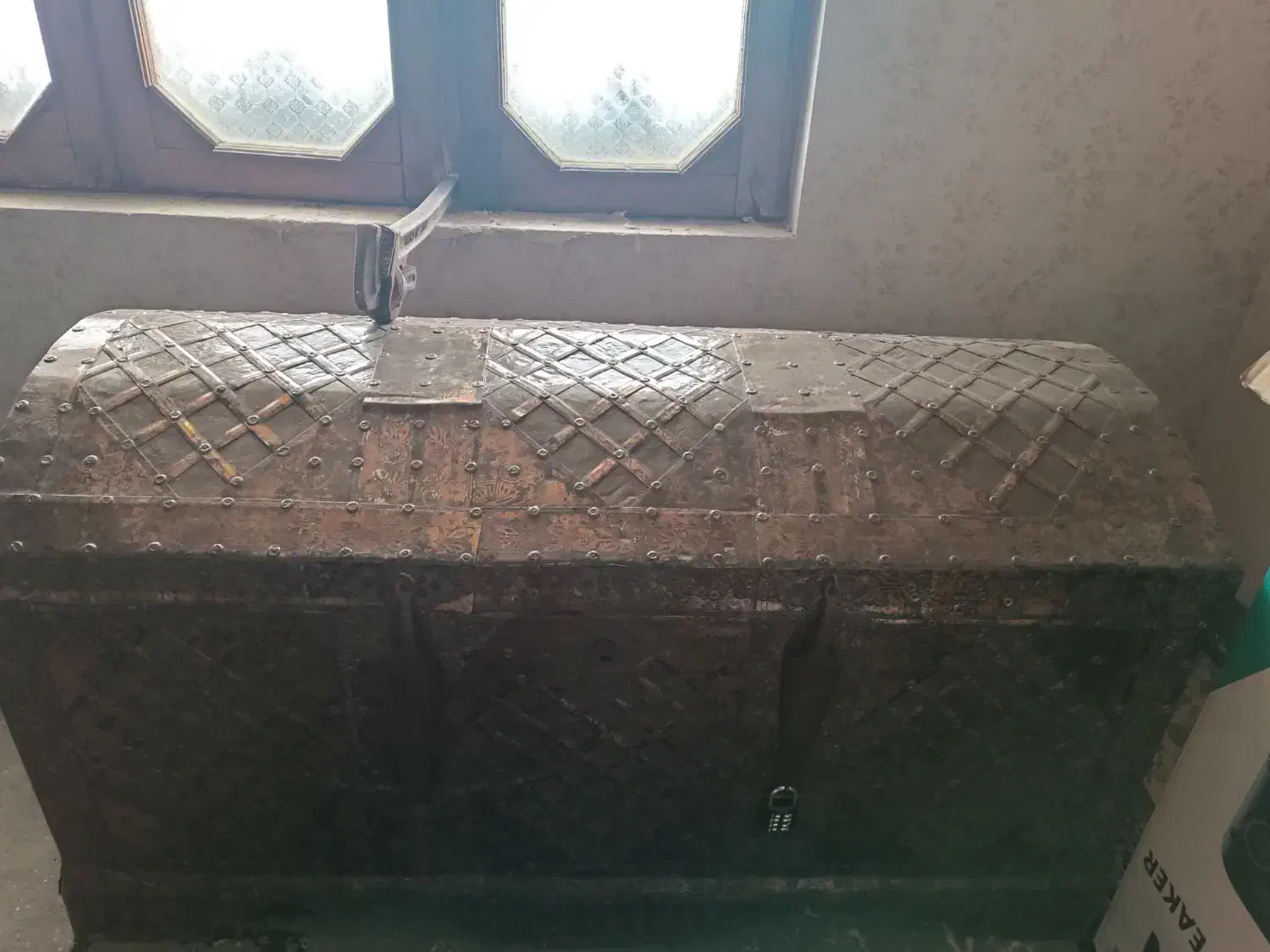 صندوقچه|کلکسیون اشیاء عتیقه|بهنمیر, |دیوار